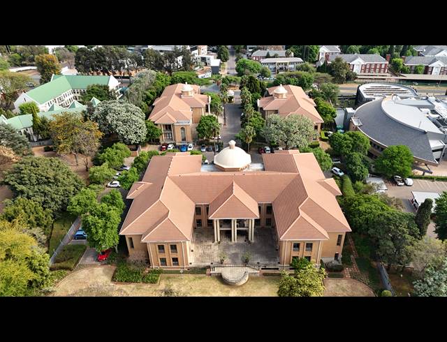 4,790M² OFFICE FOR SALE IN BRYANSTON